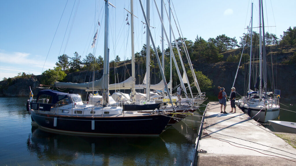 Ett antal segelbåtar vid en brygga.