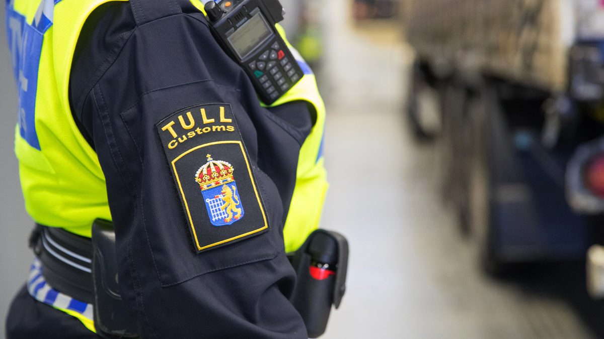 Bild på tulltjänstemans uniformsärm.
